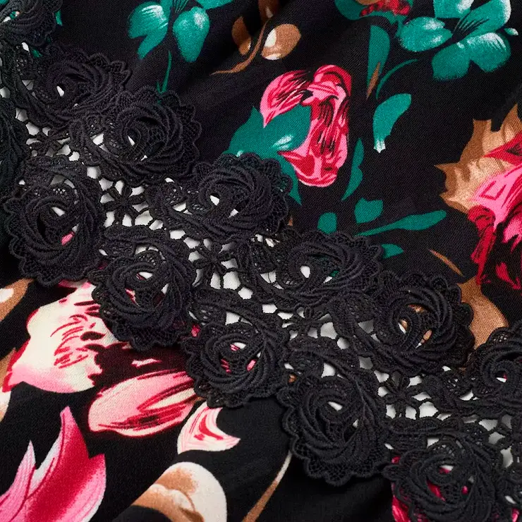 Robe Evasée à Encolure ras du cou Elégante en Dentelle avec Touche Florale.webp