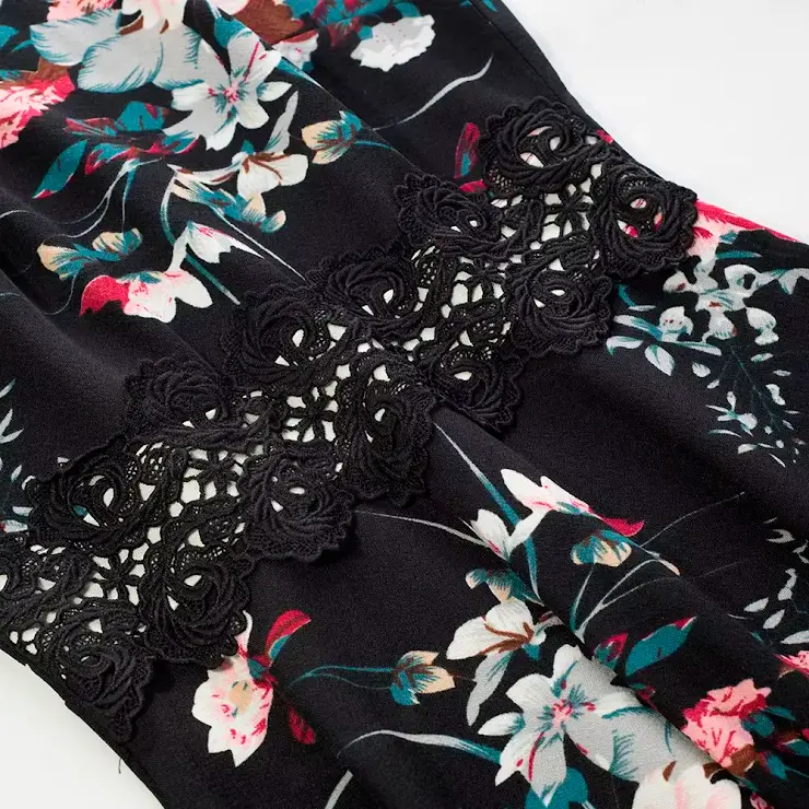 Robe Evasée à Encolure ras du cou Elégante en Dentelle avec Touche Florale.webp
