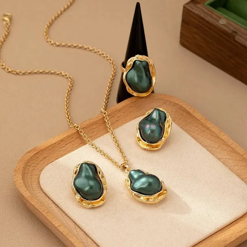 Collier de perles d'imitation vertes avec chaîne incrustée irrégulière4.webp