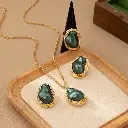 Collier de perles d'imitation vertes avec chaîne incrustée irrégulière4.webp