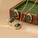 Collier de perles d'imitation vertes avec chaîne incrustée irrégulière3.webp