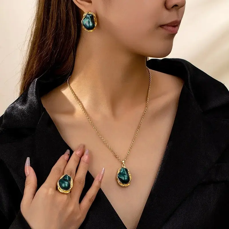 Collier de perles d'imitation vertes avec chaîne incrustée irrégulière2.webp