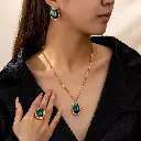Collier de perles d'imitation vertes avec chaîne incrustée irrégulière2.webp