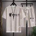 À l'été 2025, un ensemble deux pièces de T-shirts à manches courtes et shorts de sport pour hommes2.webp