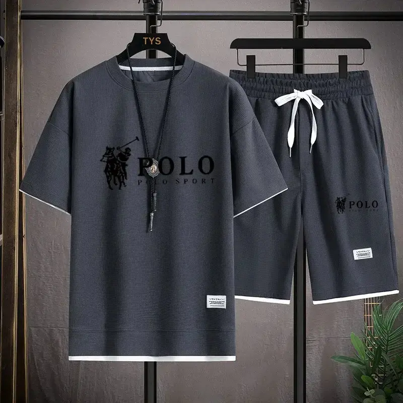 À l'été 2025, un ensemble deux pièces de T-shirts à manches courtes et shorts de sport pour hommes1.webp