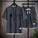 À l'été 2025, un ensemble deux pièces de T-shirts à manches courtes et shorts de sport pour hommes1.webp