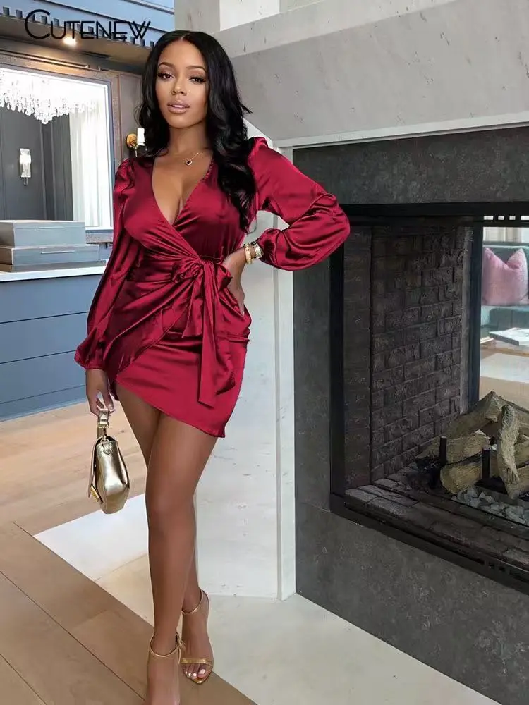 Mini robe à lacets à manches longues pour femmes2.webp